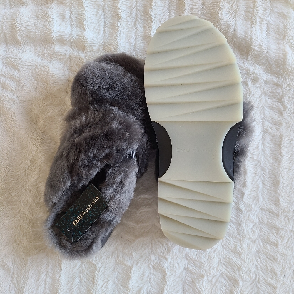 NWT Emu Australia Wobbegong 100% sheepskin slide in charcoal